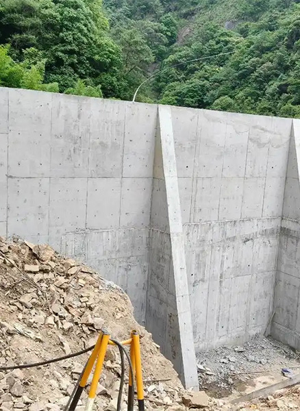 马鞍山雨山区重力式挡土墙